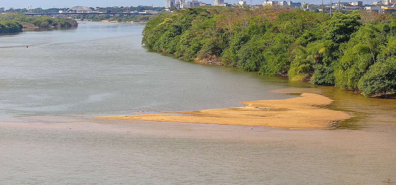 Bancos de areia se formam no meio do Rio