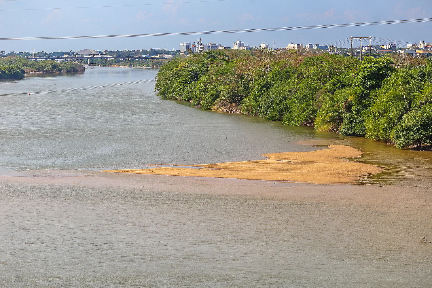 Ouvintes registram banco de areia na praia de Caiobá