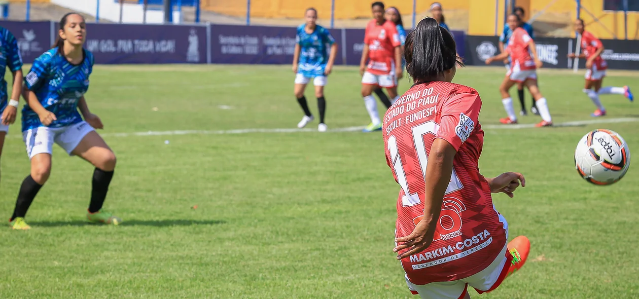 Bola na área do São João