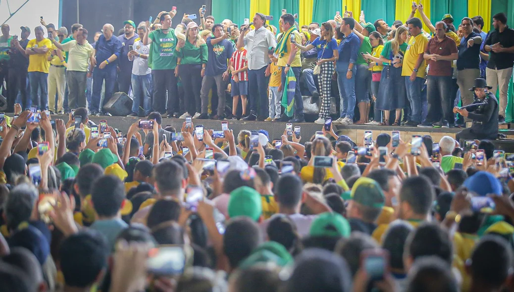 Bolsonaro e demais políticos em ato