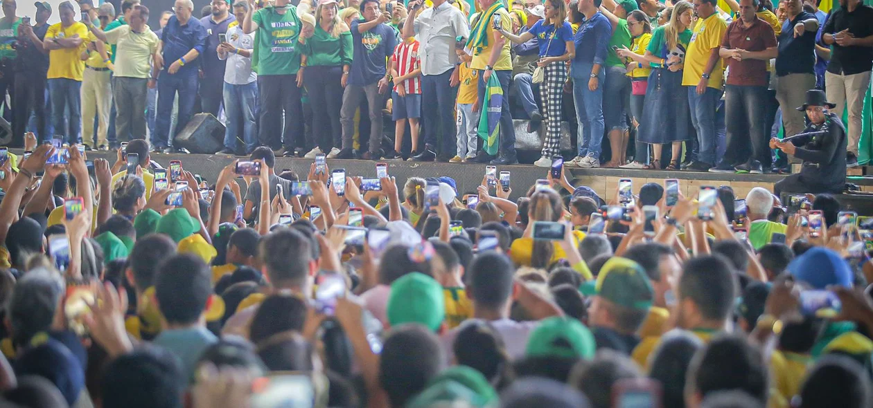 Bolsonaro e demais políticos em ato