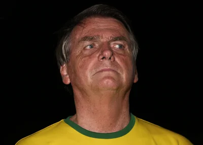 Bolsonaro fala com jornalistas no Palácio da Alvorada