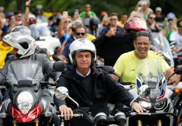 Bolsonaro mostra força em motociata em São Paulo um dia antes das eleições