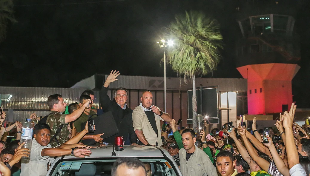 Bolsonaro sendo recebido por multidão