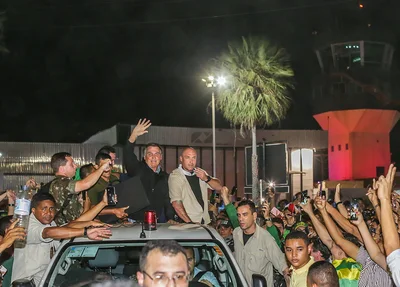 Bolsonaro sendo recebido por multidão