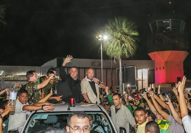 Bolsonaro sendo recebido por multidão