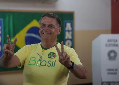 Bolsonaro votou nas primeiras horas deste domingo