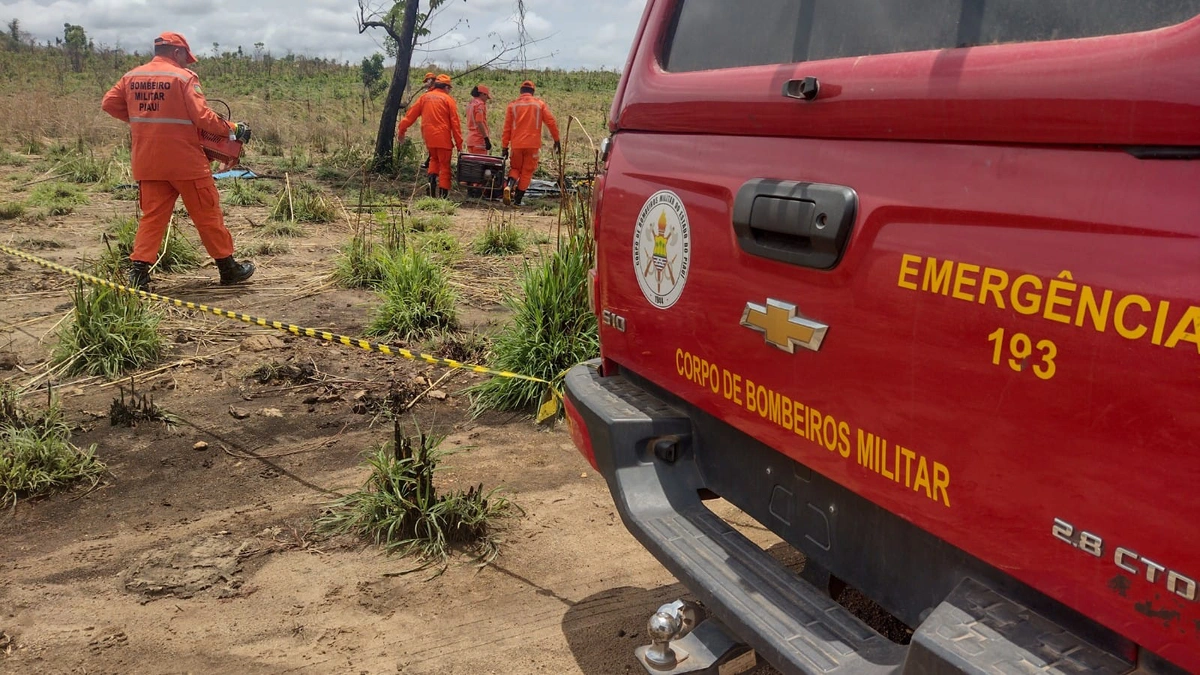 Bombeiros durante buscas