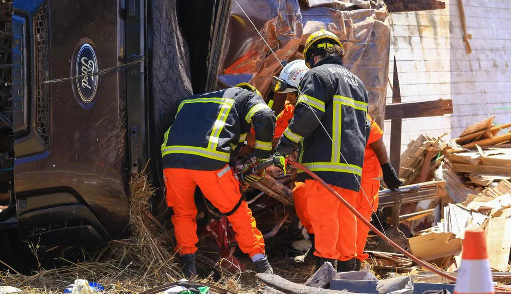 Bombeiros no local do acidente na PI 112