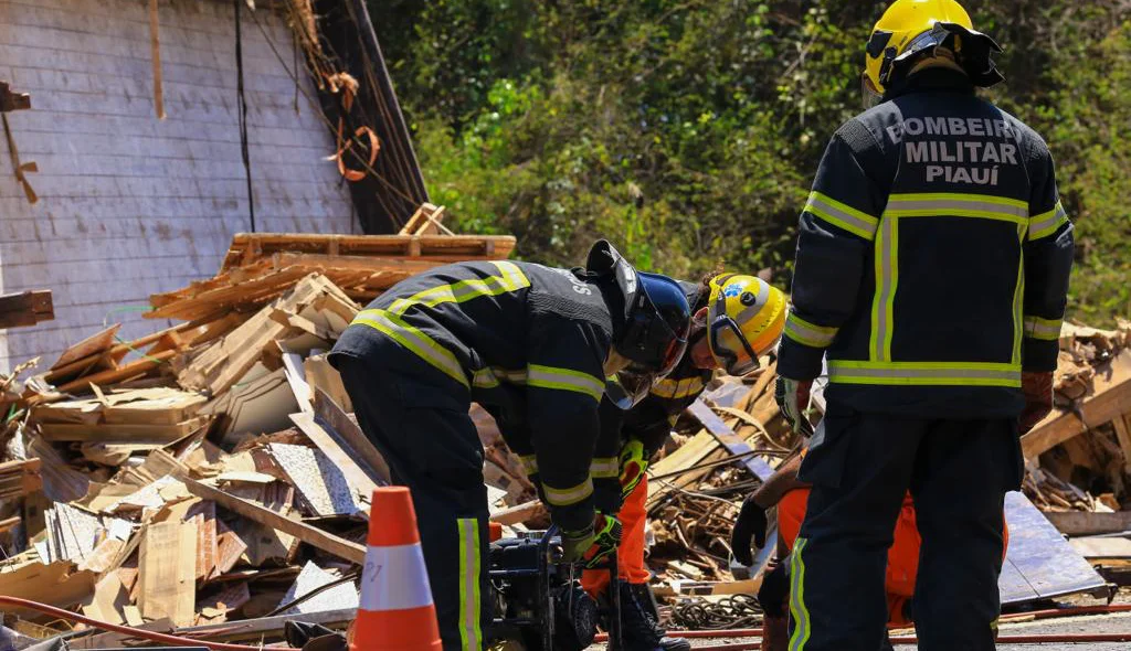 Bombeiros no local do acidente