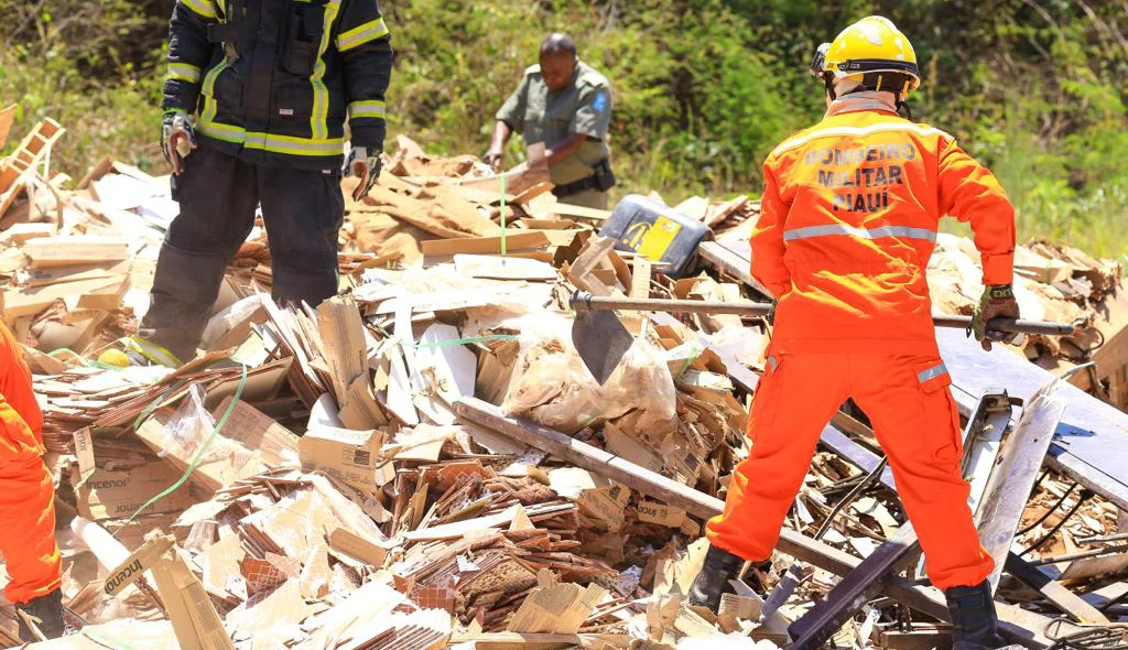 Bombeiros procuram vítimas nos escombros