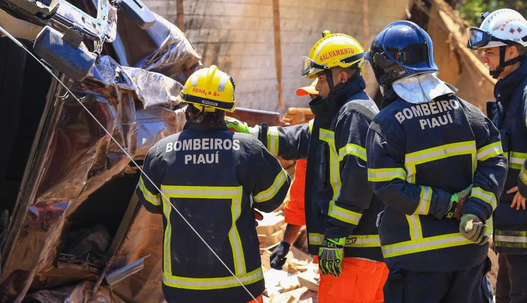 Bombeiros trabalham para localizar vítimas