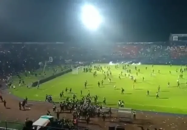Briga generalizada deixa ao menos 127 mortos em jogo na Indonésia