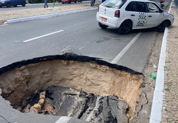 Buraco na Avenida Maranhão