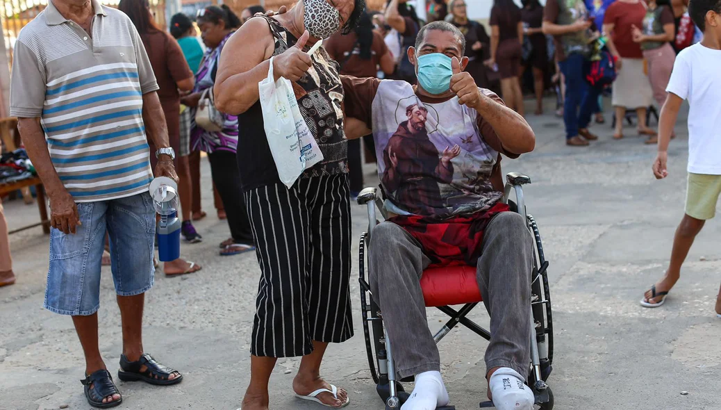 Cadeirante participou da procissão