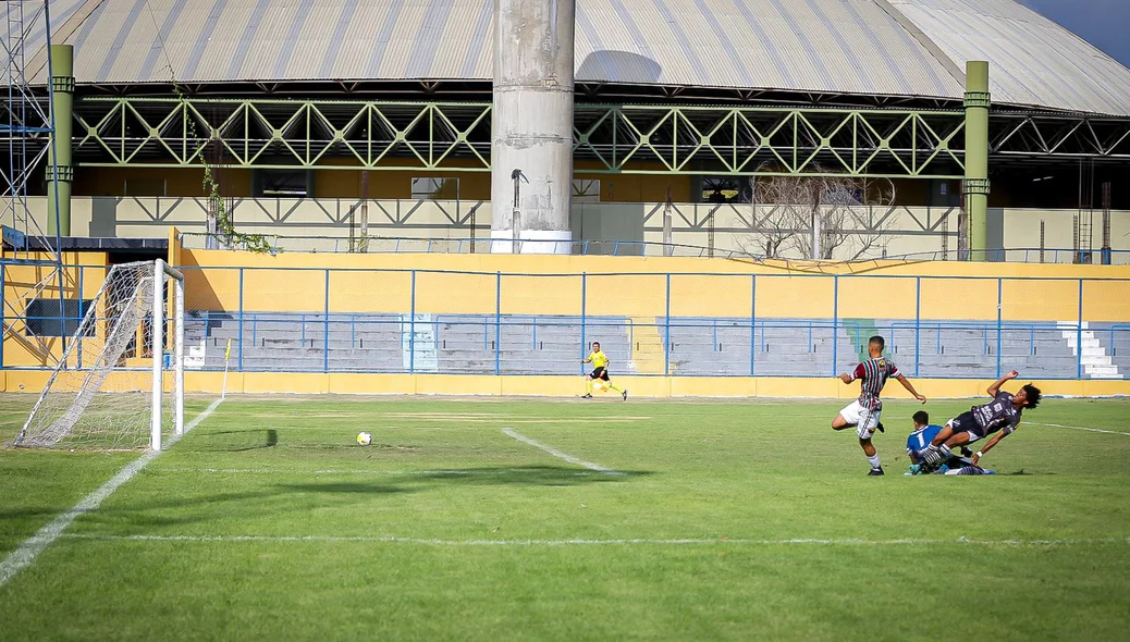 Caio bate na saída do goleiro, a bola resvala na mão de Thiago e bate na trave do time de Natal