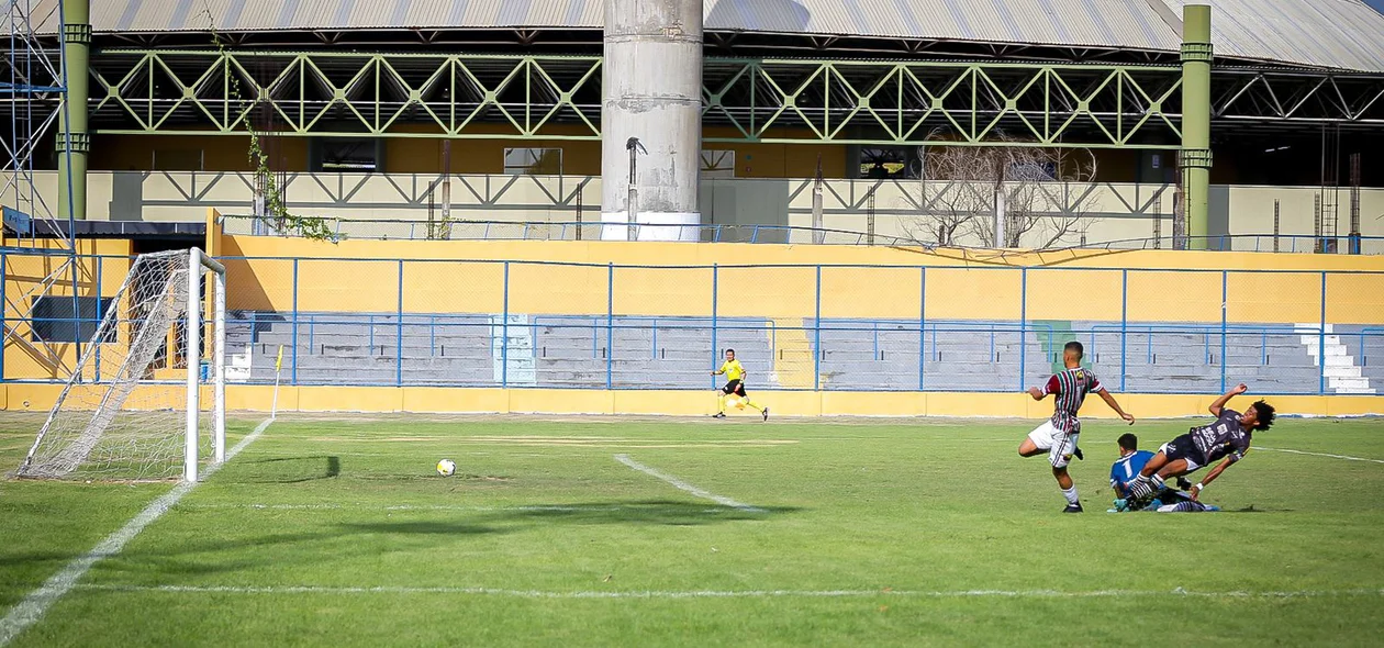 Caio bate na saída do goleiro, a bola resvala na mão de Thiago e bate na trave do time de Natal