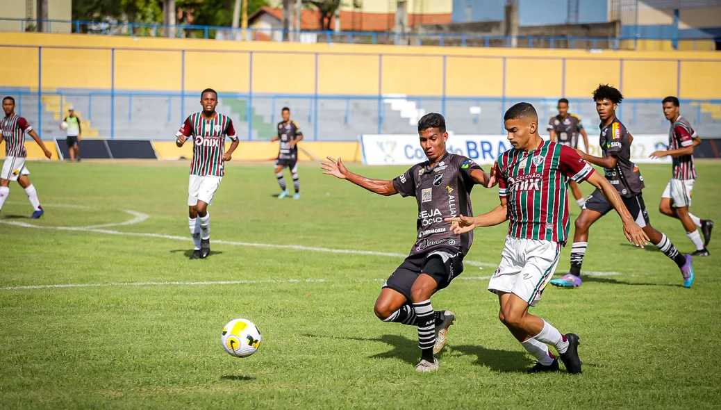 Caio George na disputa de bola com o zagueiro do ABC