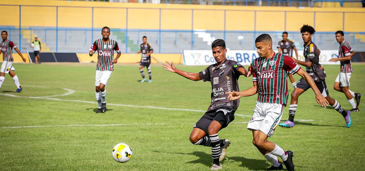 Caio George na disputa de bola com o zagueiro do ABC