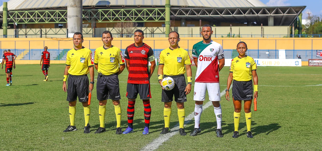 Capitães e equipe de arbitragem
