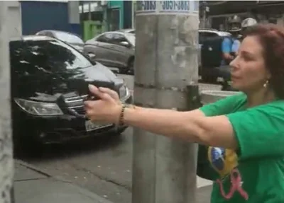 Carla Zambelli aponta arma para homem na rua