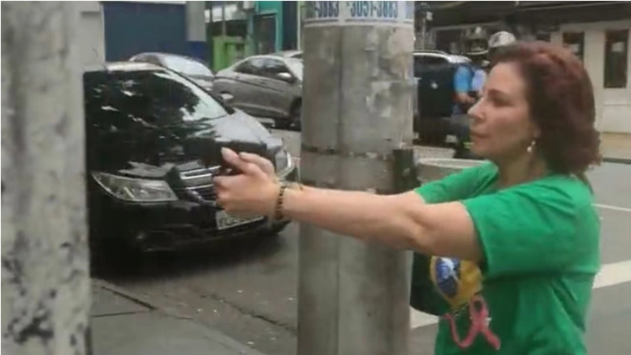 Carla Zambelli aponta arma para homem na rua