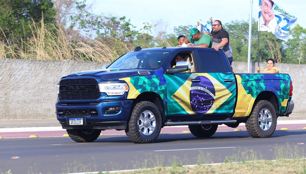 Carro adesivado com a bandeira do Brasil