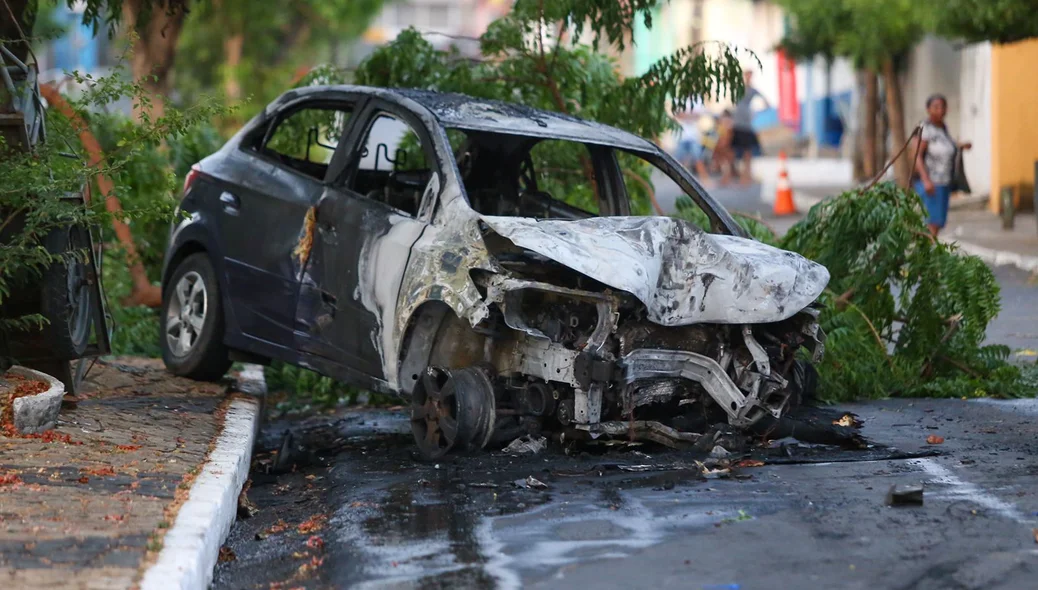 Carro colide em árvore e pega fogo no bairro Promorar