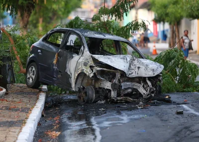 Carro colide em árvore e pega fogo no bairro Promorar