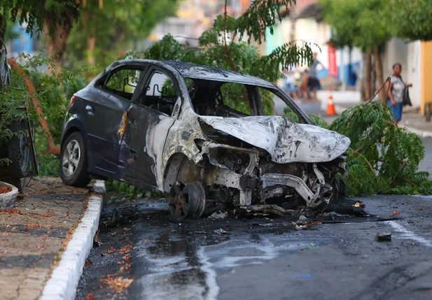 Carro colide em árvore e pega fogo no bairro Promorar