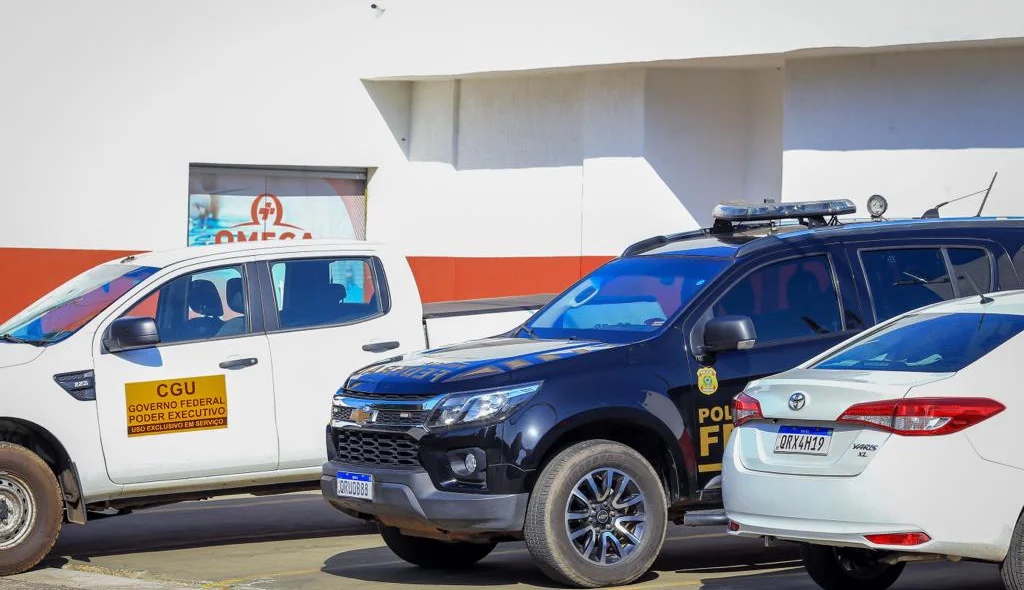 Carro da AGU na frente da Ômega Distribuidora
