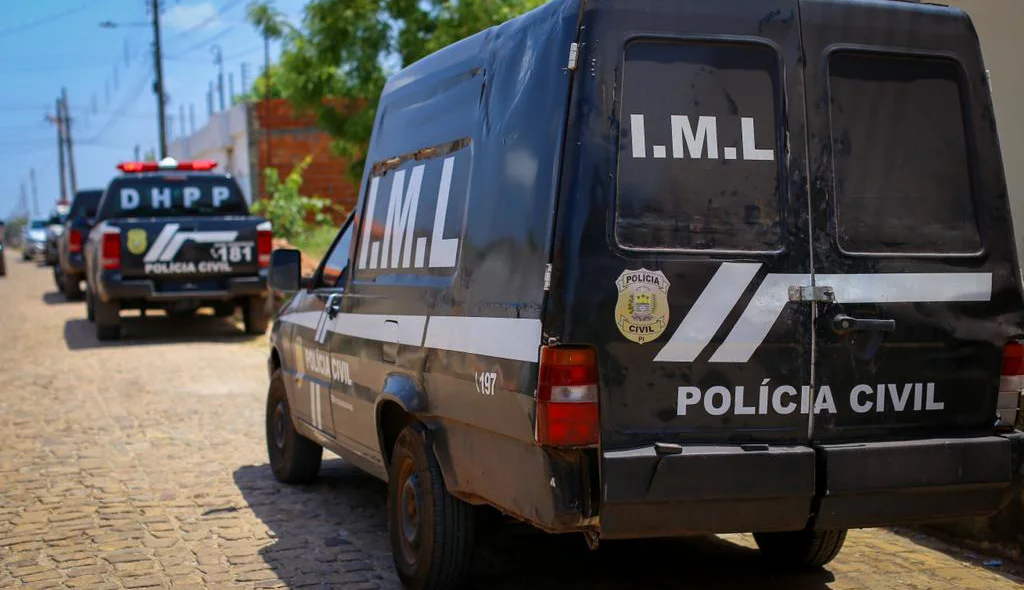 Carro do IML no local do crime