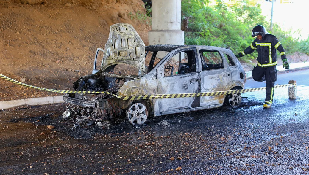 Carro ficou destruído no viaduto do Promorar