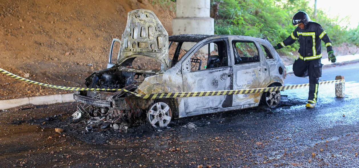 Carro ficou destruído no viaduto do Promorar