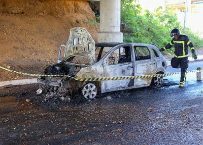 Carro ficou destruído no viaduto do Promorar
