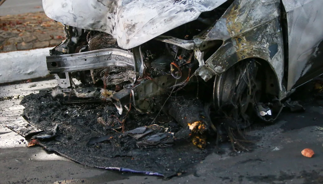 Carro ficou destruído