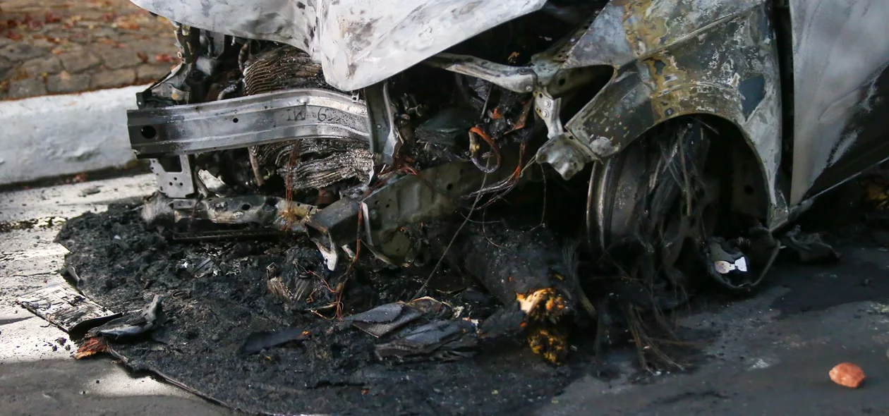 Carro ficou destruído