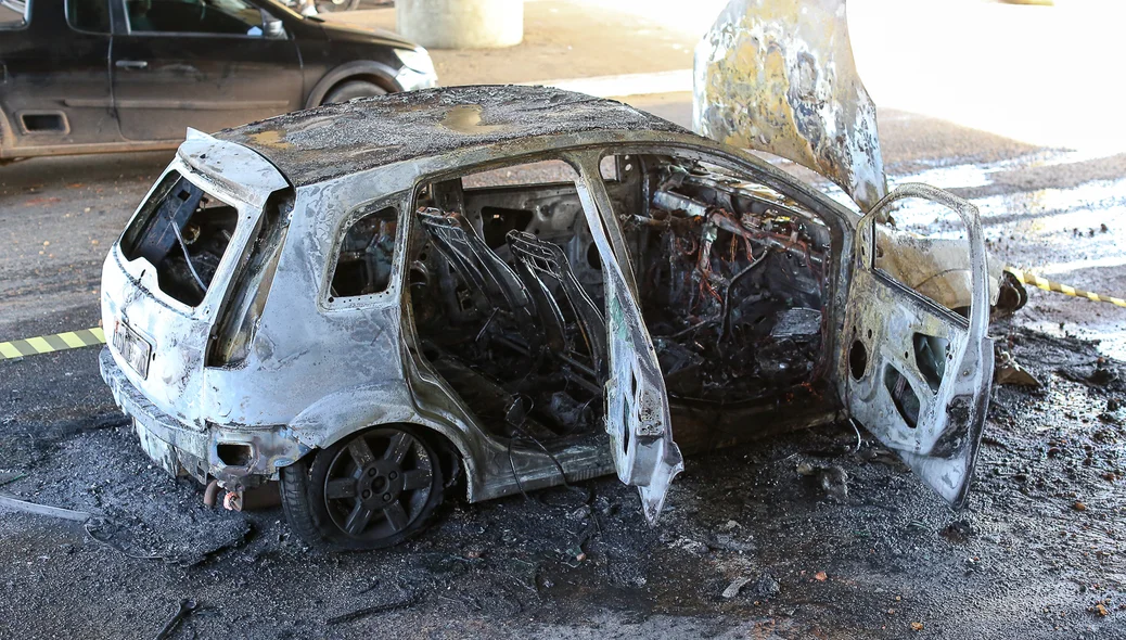 Carro ficou totalmente destruído