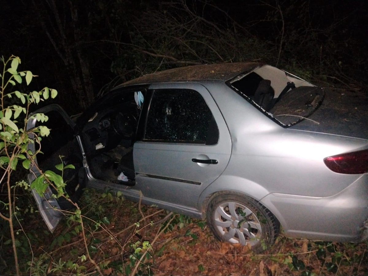 Carro que era conduzido pelo ex-prefeito Jeneilson Pio Barbosa