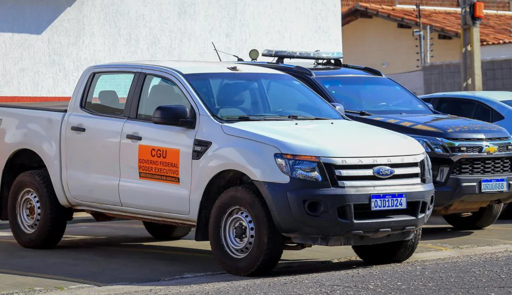 Carros da AGU e da Polícia Federal