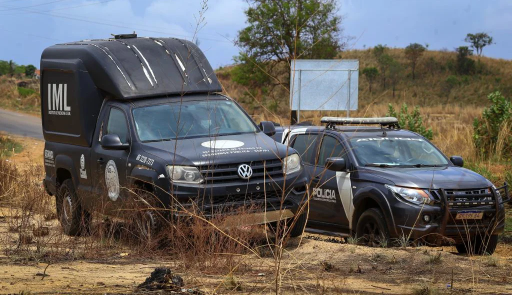 Carros do IML e DHPP no local