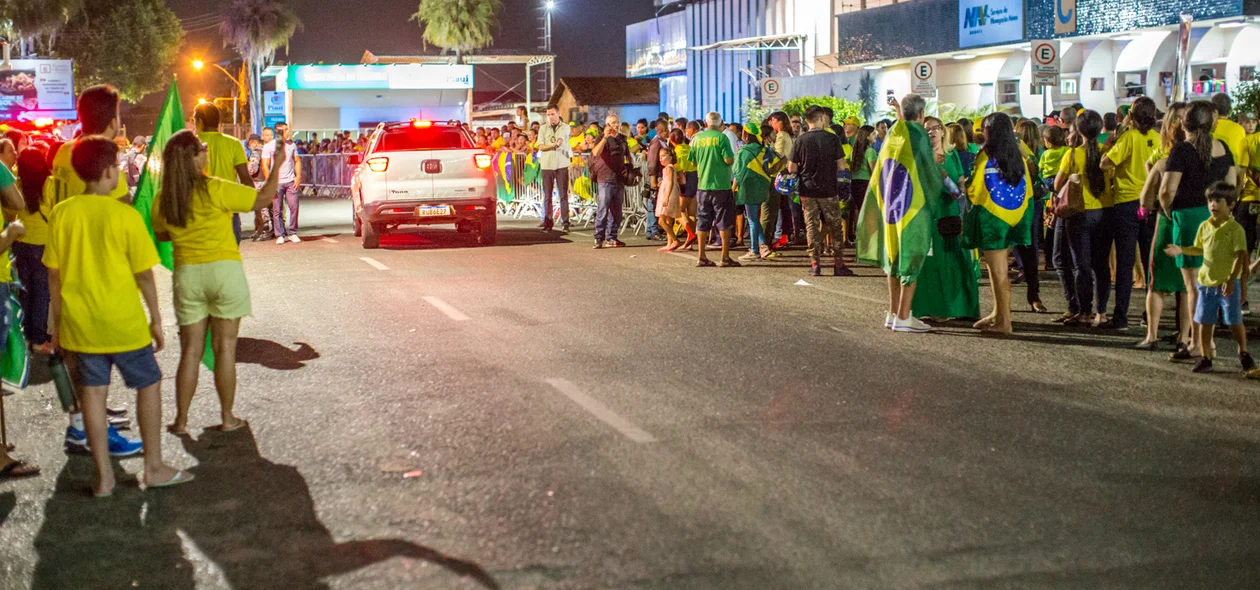 Centenas de apoiadores foram recepcionar o presidente
