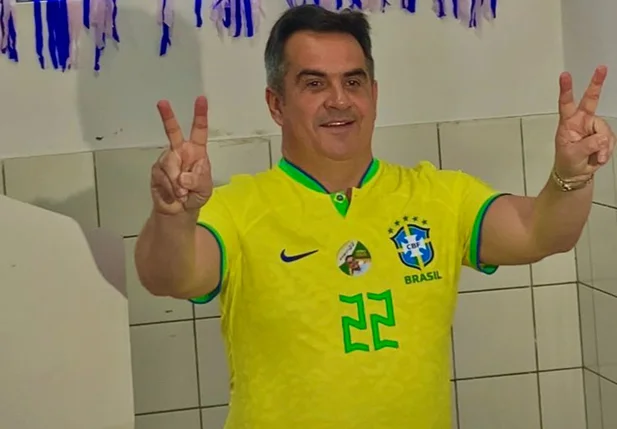Ciro Nogueira no local de votação