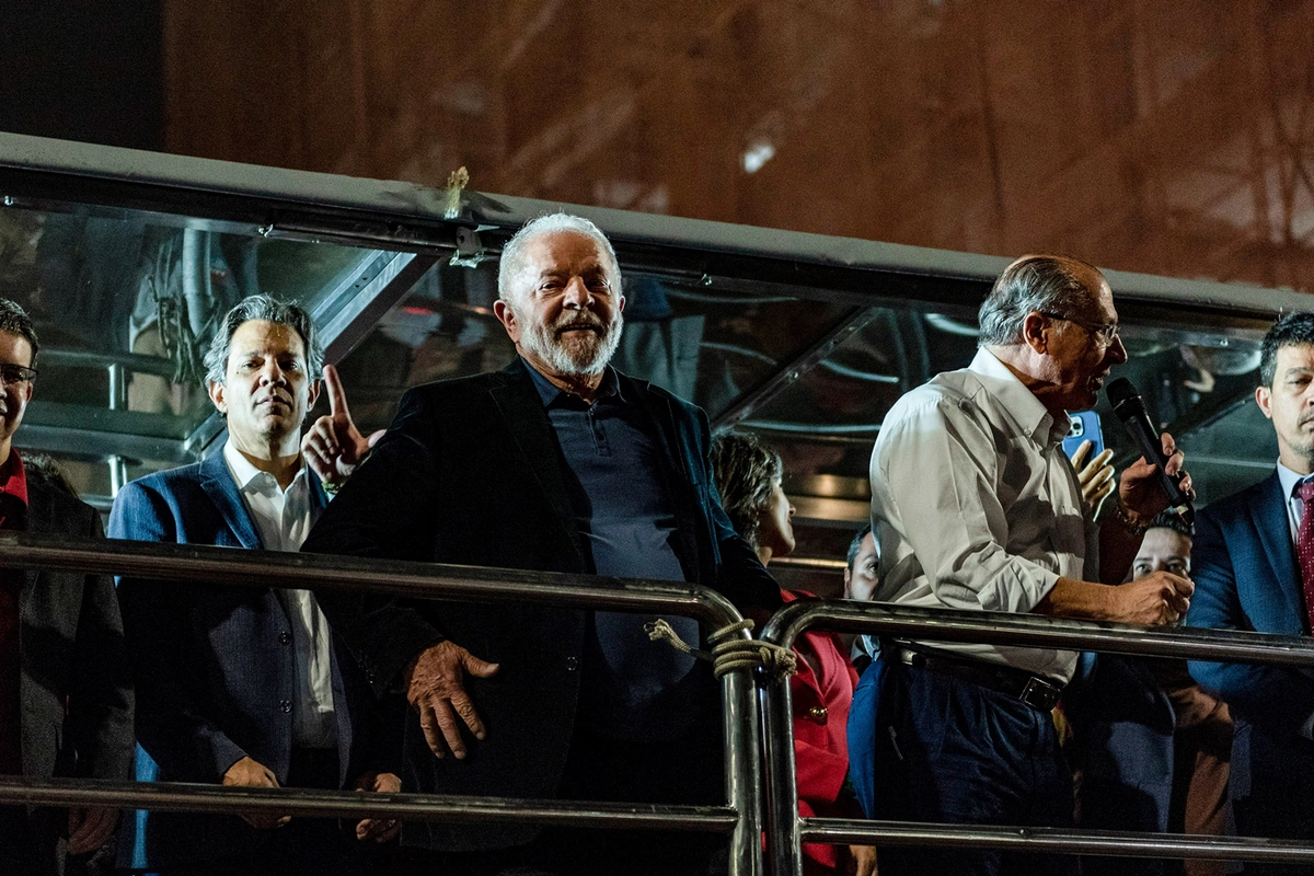 Coletiva de imprensa do candidato Lula, neste domingo (02)