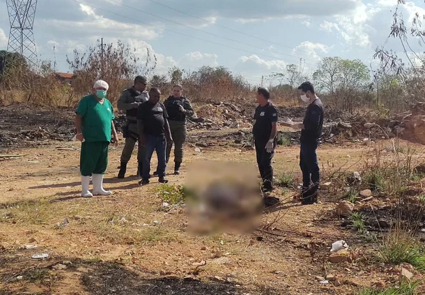 Corpo encontrado em terreno baldio