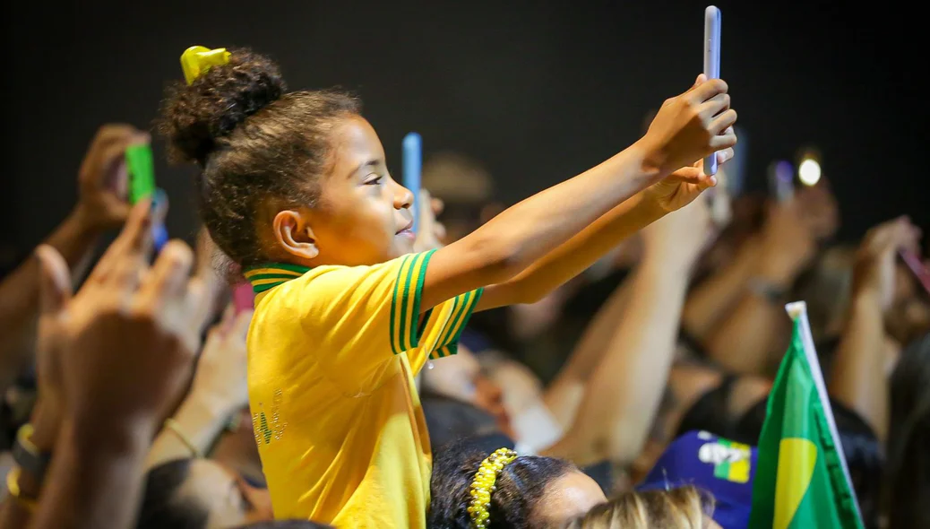 Criança tira foto da Primeira Dama Michelle Bolsonaro