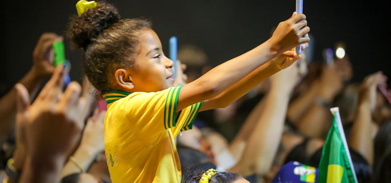 Criança tira foto da Primeira Dama Michelle Bolsonaro