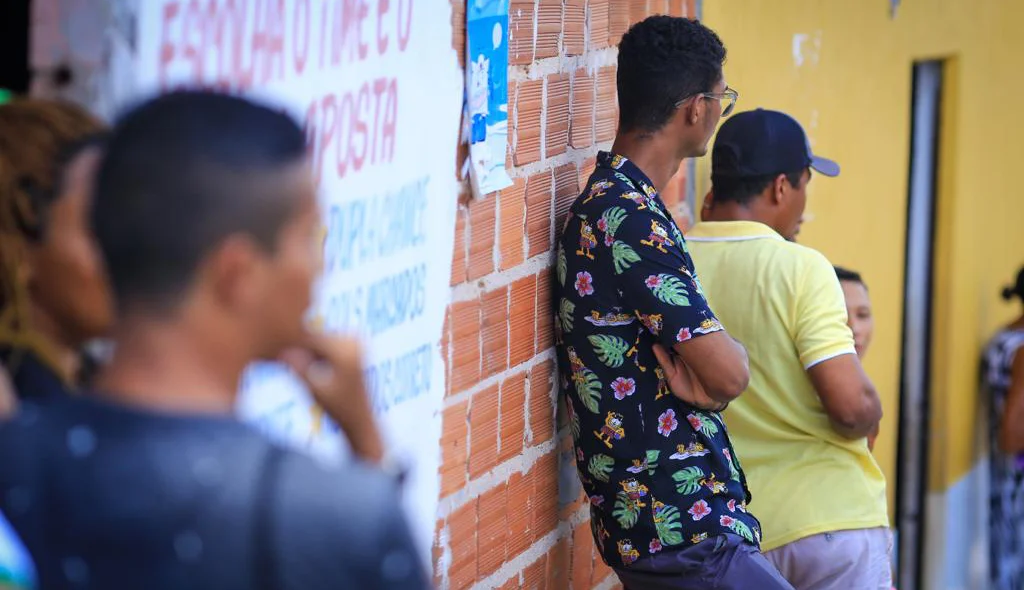 Curiosos se aglomeraram no local do crime
