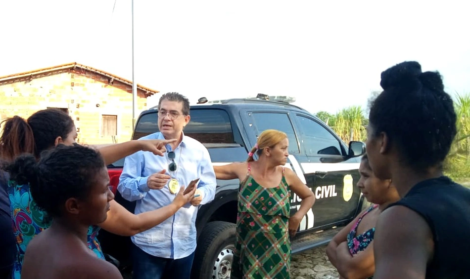 Delegado Emir Maia apurando as informações com os populares em União