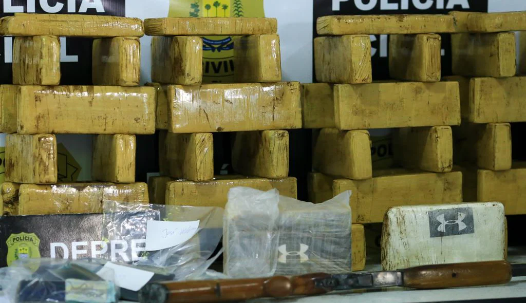 DEPRE apreende 49 tabletes de maconha dentro de ônibus